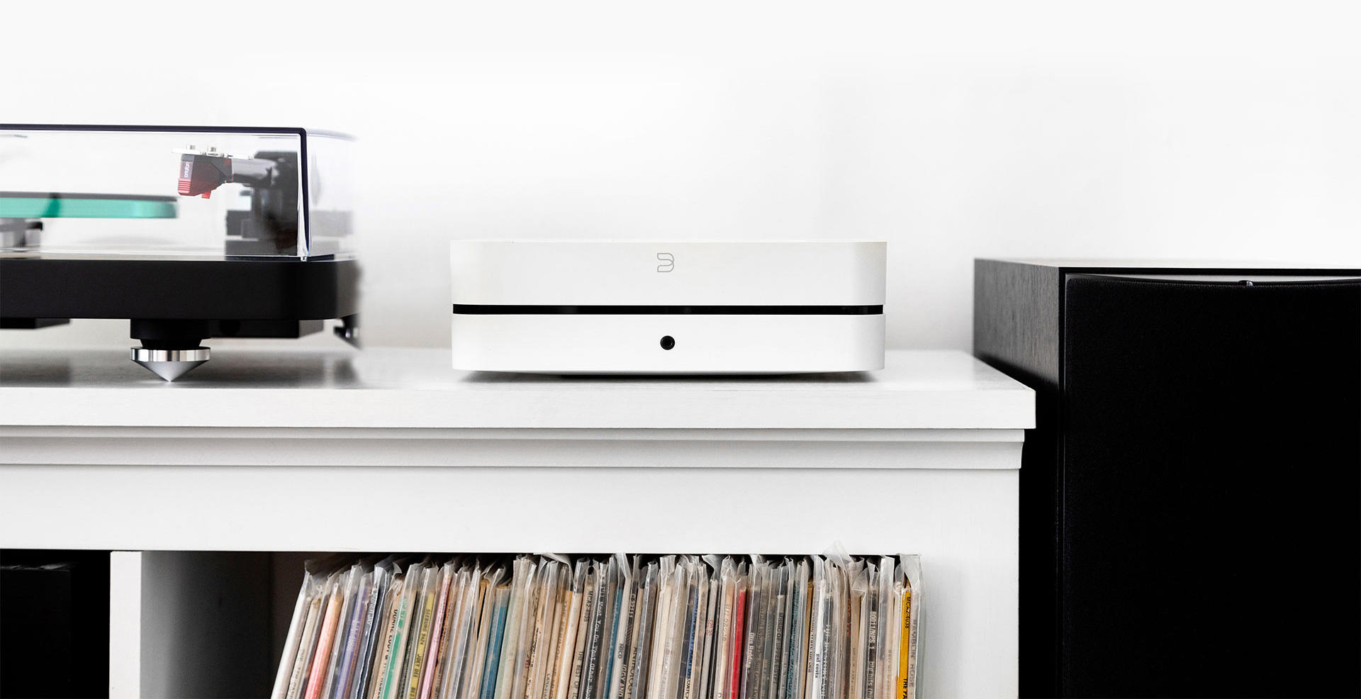 Bluesound POWERNODE Player, a turntable and a speaker